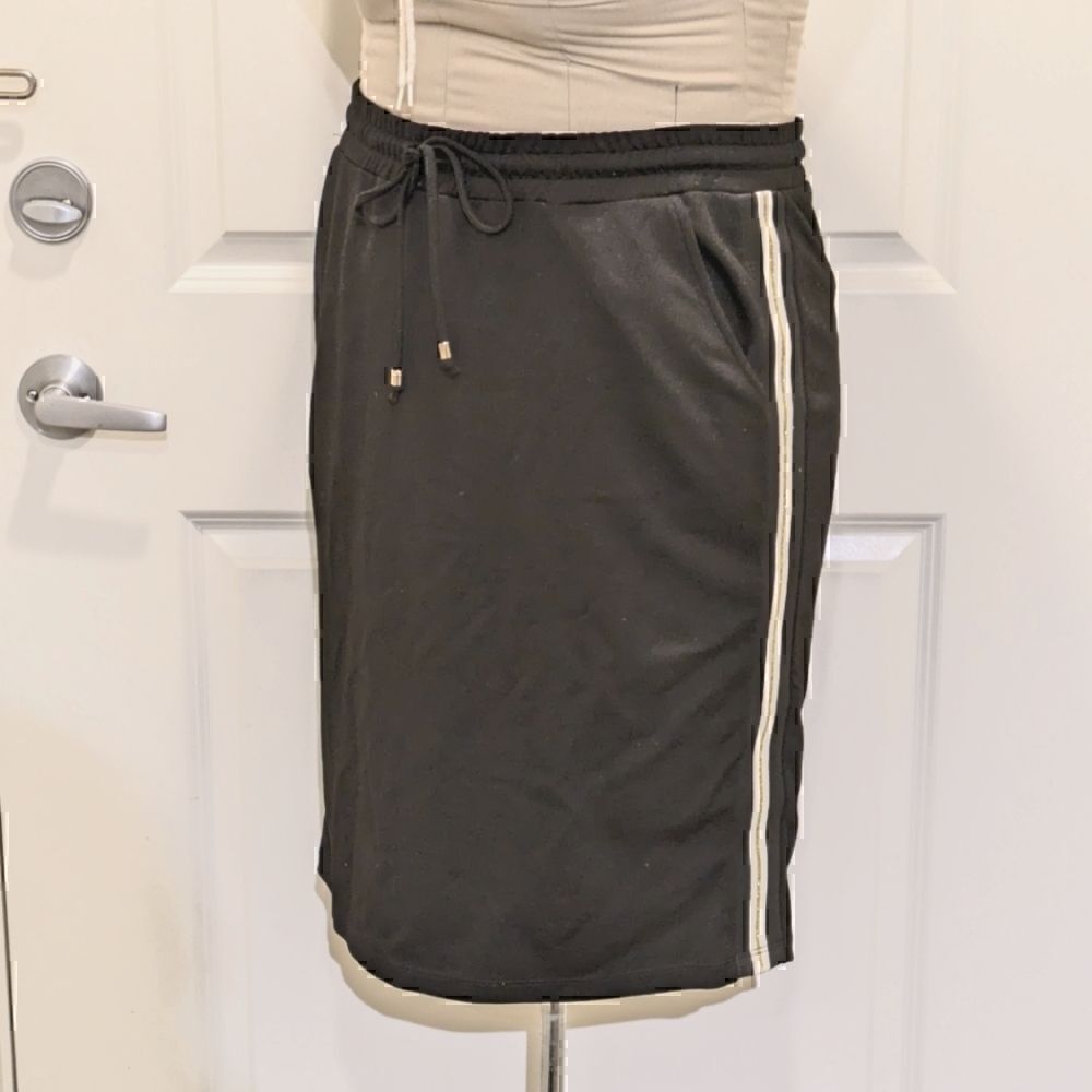 3/$30 EUC Gerry Weber Casual 10 Stretch Skirt with Sparkly Gold Side Stripes